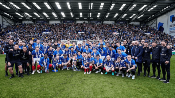 Elenco do Portsmouth, campeão da League One, da Inglaterra (foto: Reprodução/Instagram Portsmouth )