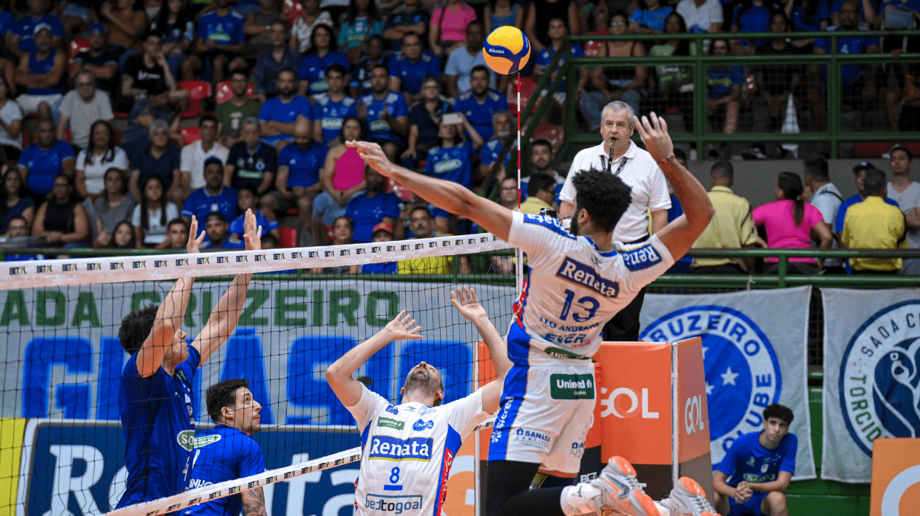 Jogadores de vôlei de Campinas e Cruzeiro durante partida pelas quartas de final da Superliga Masculina (foto: Agência i7/Sada Cruzeiro)