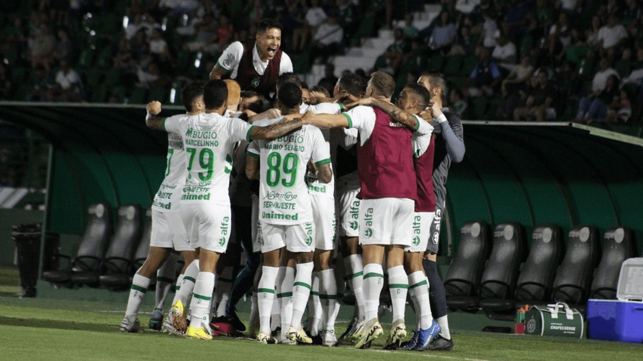 Jogadores da Chapecoense comemorando vitória sobre Guarani na Série B (foto: João Heemann/ACF)