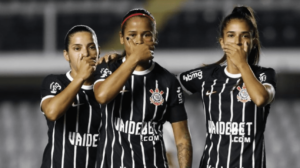 Vic Albuquerque marcou um dos gols da vitória do Corinthians sobre o Santos por 3 a 1, pela quinta rodada do Brasileiro Feminino, e comemorou com a mão na boca - Crédito: 