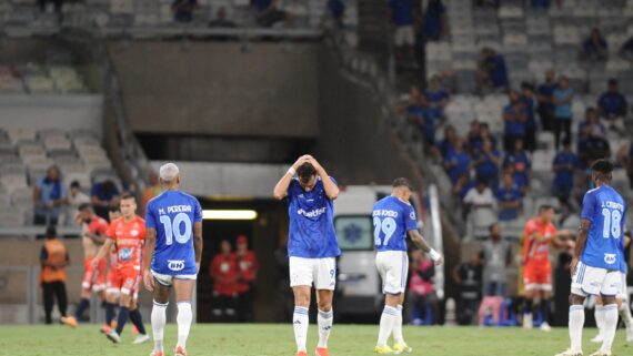Jogadores do Cruzeiro com as mãos na cabeça após jogo contra o Alianza (foto: Alexandre Guzanshe/EM/D.A Press)