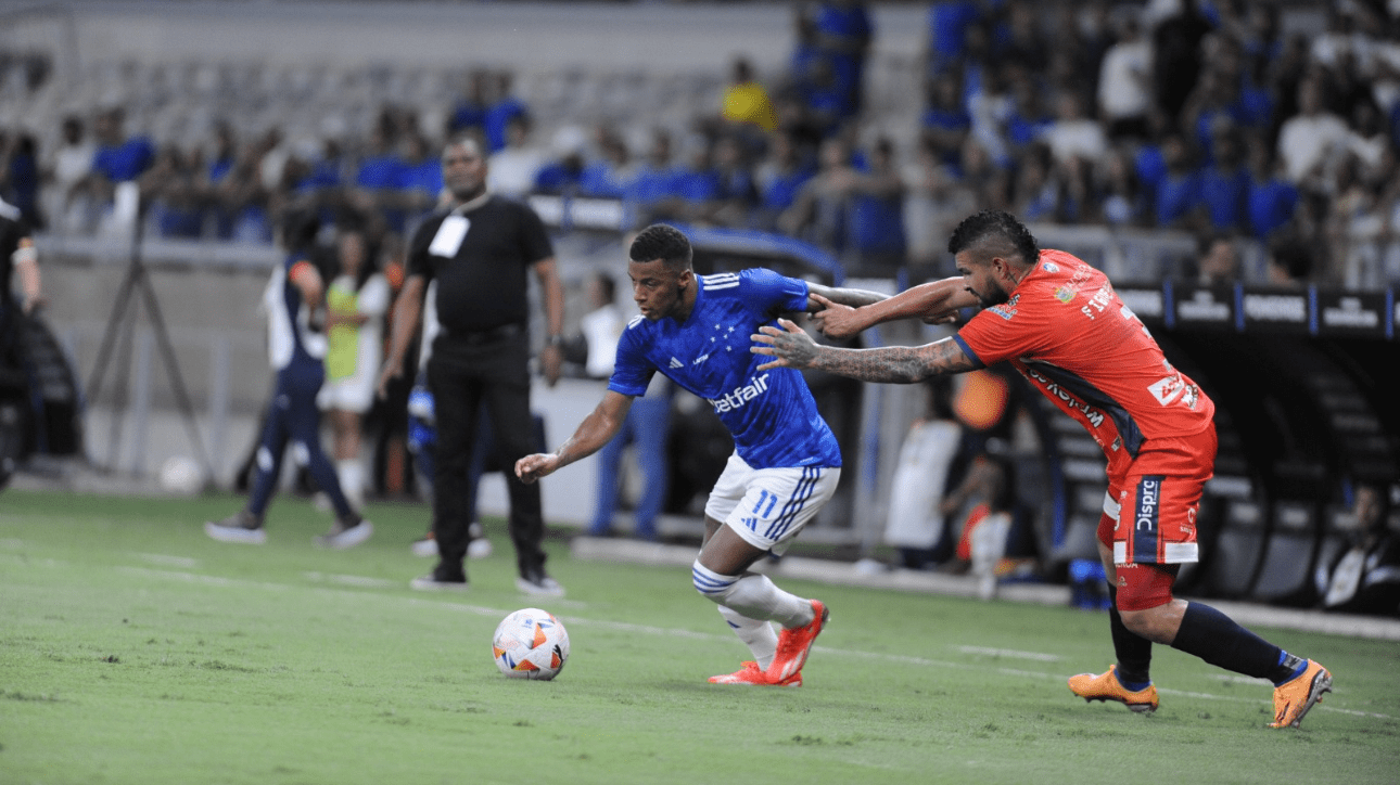 Arthur Gomes, atacante do Cruzeiro, e jogador do Alianza pela Sul-Americana (foto: Alexandre Guzanshe/EM/DA Press)