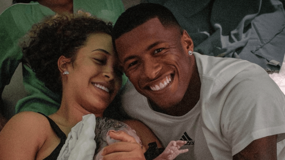 Arthur Gomes em foto com namorada Gabi Menezes no momento do nascimento do filho Beni (foto: Reprodução/Instagram)