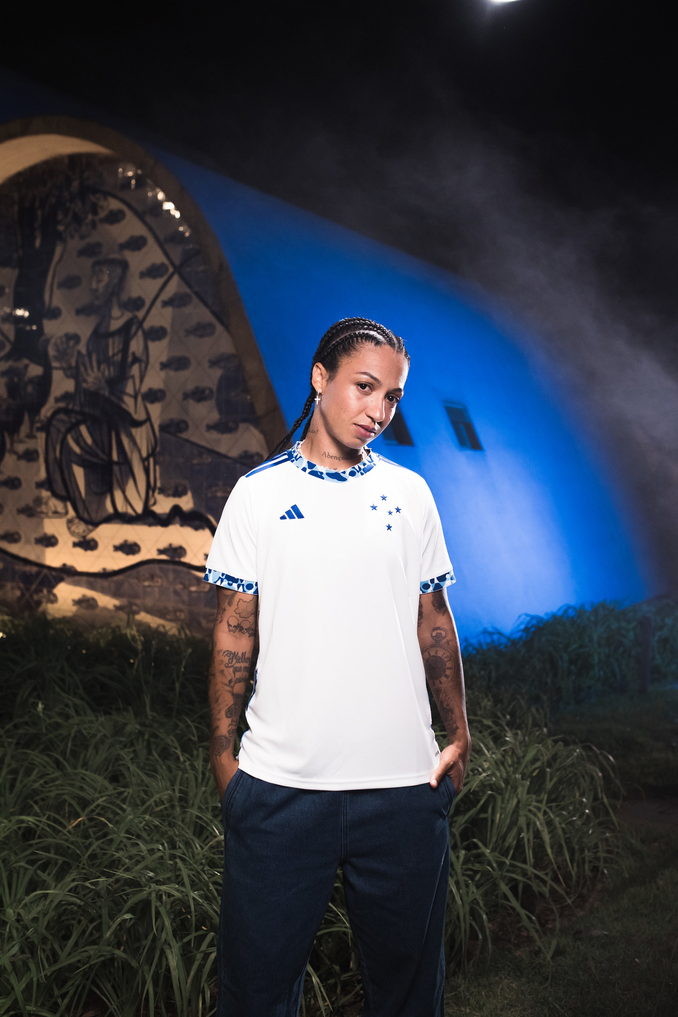 Cruzeiro posted a photo session with the new shirt