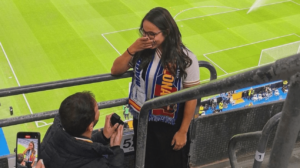 Narradora Isabelly Morais foi pedida em casamento em pleno Santiago Bernabéu, antes de clássico entre Real Madrid e Barcelona - Crédito: 