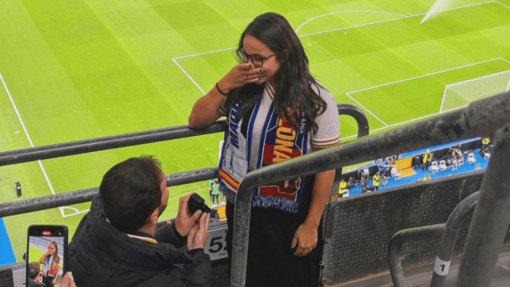 Narradora Isabelly Morais sendo pedida em casamento no Santiago Bernabéu (foto: Reprodução/Instagram)
