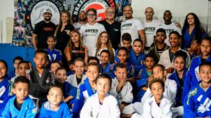 Crianças e adolescentes participam de aulão com estrelas dos esportes de combate no Conjunto Taquaril, na Região Leste de Belo Horizonte - Crédito: 