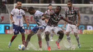 Jogadores de Bahia e Fluminense estiveram em campo por apenas 16 minutos devido ao acúmulo de chuva - Crédito: 