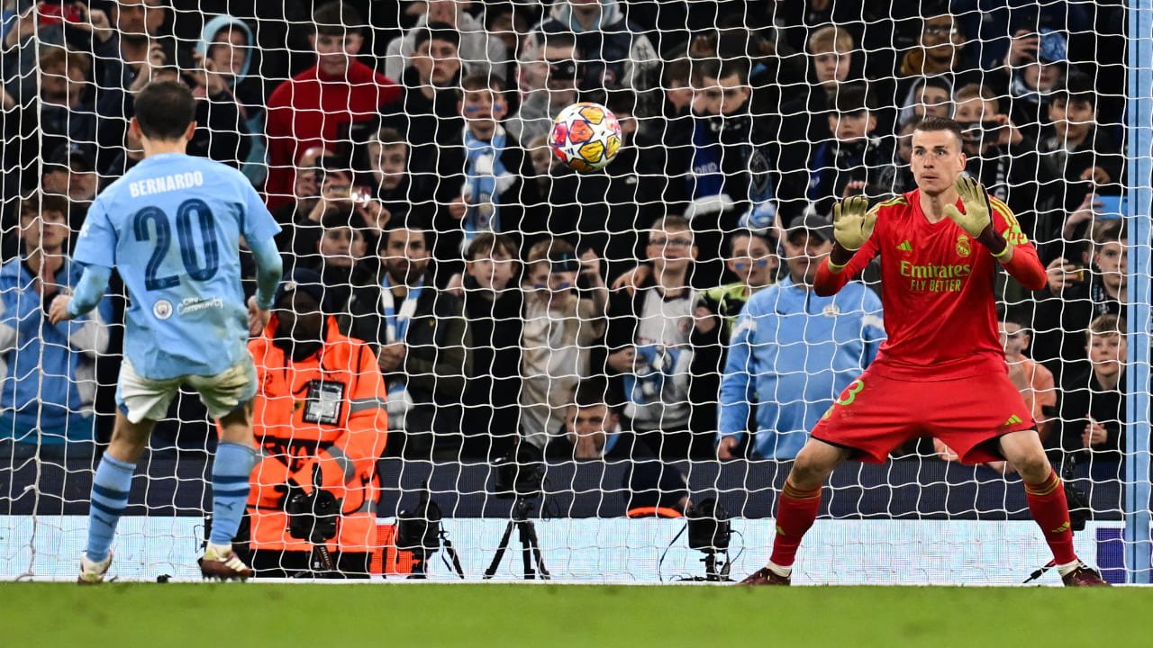 Lunin ficou no meio e defendeu a cobrança de Bernardo Silva em Real Madrid x Manchester City (foto: Paul ELLIS / AFP)