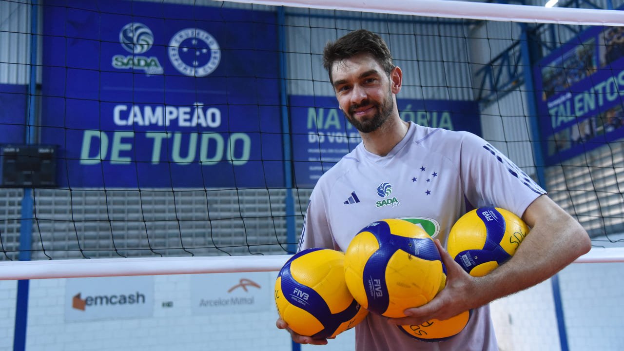 Lucão com a camisa do Cruzeiro no centro de treinamento da equipe, local que ocorreu a entrevista exclusiva com No Ataque (foto: Gladyston Rodrigues/EM/D.A. Press)