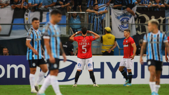 Loyola comemorando a vitória do Huachipato na Arena Grêmio (foto: SILVIO AVILA / AFP)