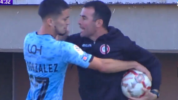 Manuel Fernández, técnico do Unión La Calera, brigando com jogador adversário (foto: Reprodução Estadio TNT Sports)