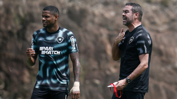 Artur Jorge e Júnior Santos em treinamento do Botafogo (foto: Vitor Silva/Botafogo.)