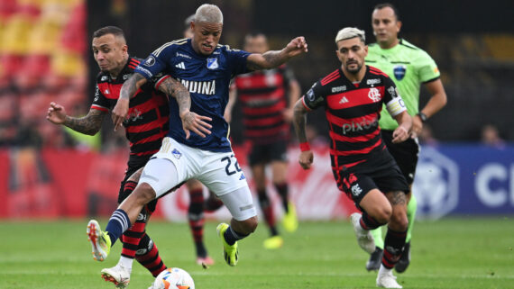 Flamengo e Millonarios em campo (foto: RAUL ARBOLEDA / AFP)