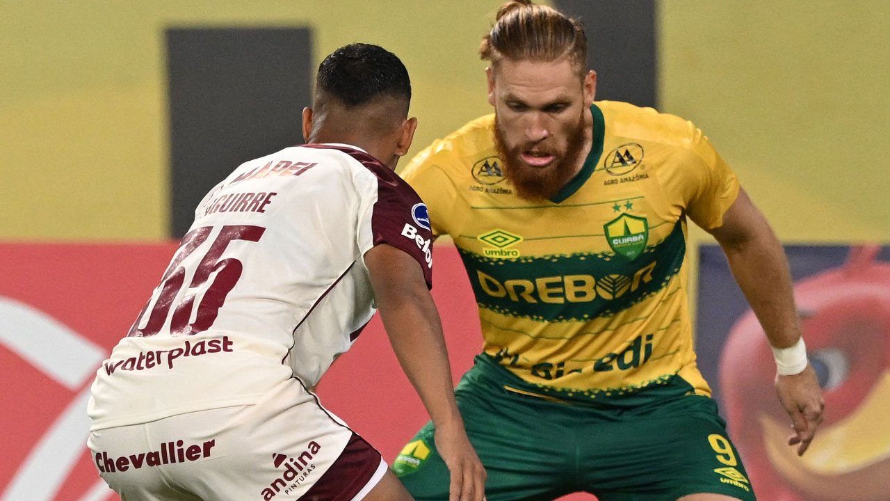 Isidro Pitta com a camisa do Cuiabá contra o Lanús (foto: EVARISTO SA / AFP)