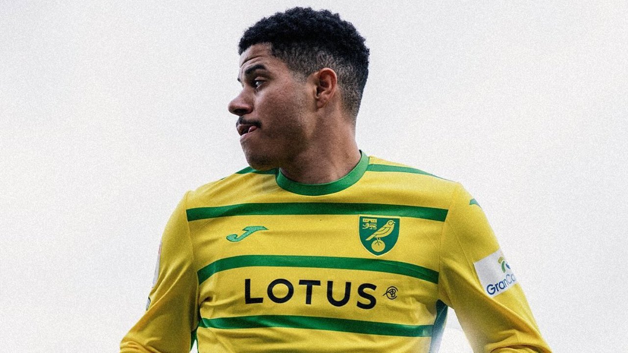 Gabriel Sara com a camisa do Norwich (foto: Reprodução Instagram de Gabriel Sara)
