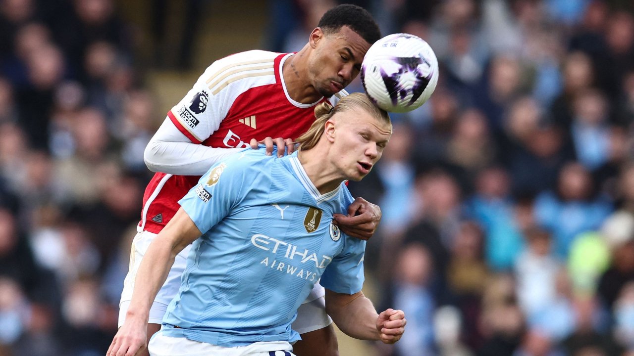 Gabriel Magalhães e Haaland em Arsenal x City pela Premier League (foto: Darren Staples / AFP))