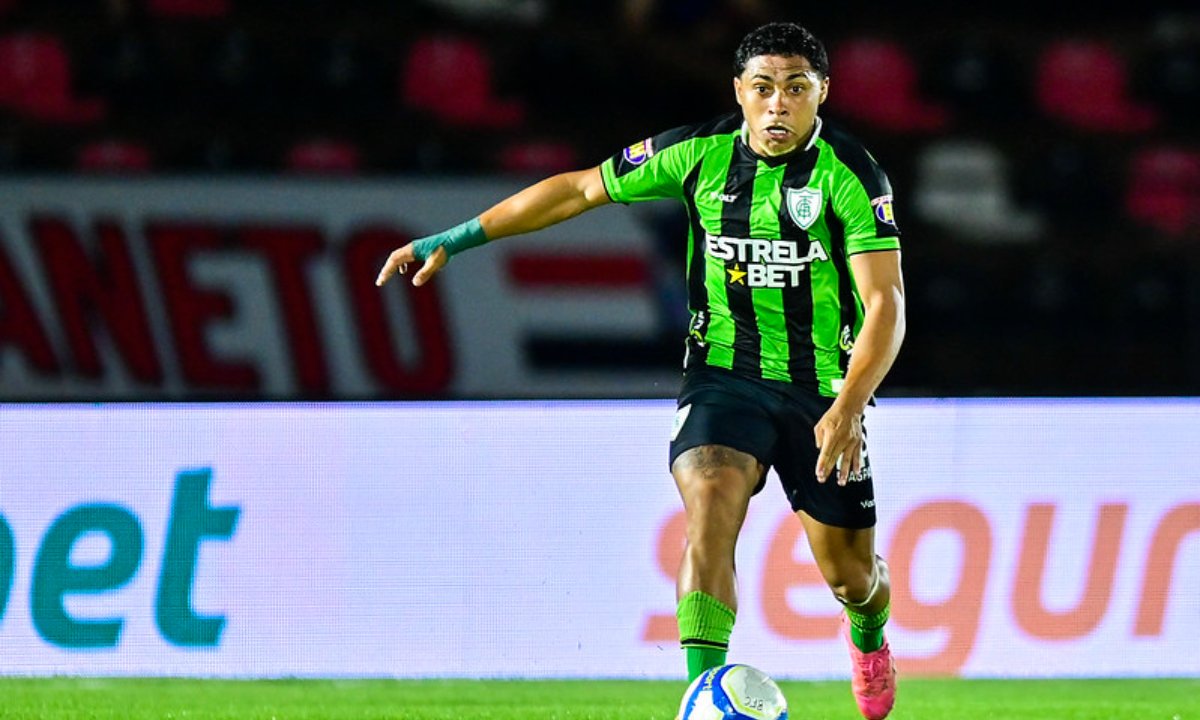 Vitor Jacaré, atacante do América, em jogo na Série B (foto: Mourão Panda/América)