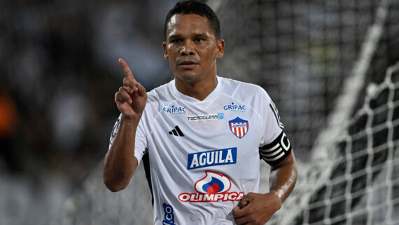 Carlos Bacca com a camisa do Junior Barranquilla (foto:  MAURO PIMENTEL / AFP)