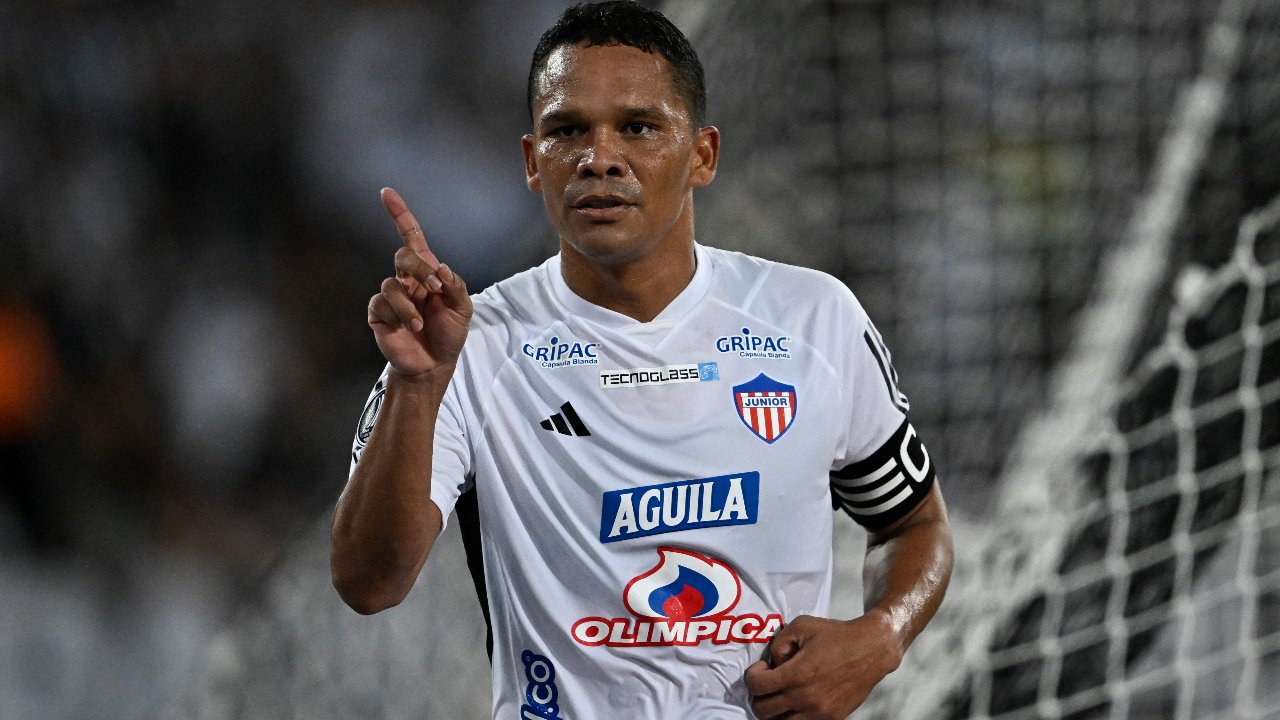 Carlos Bacca com a camisa do Junior Barranquilla (foto: MAURO PIMENTEL / AFP)