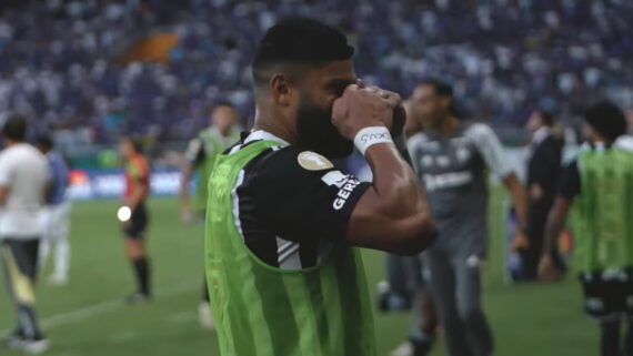 Hulk provocando a torcida do Cruzeiro (foto: Reprodução GaloTV)