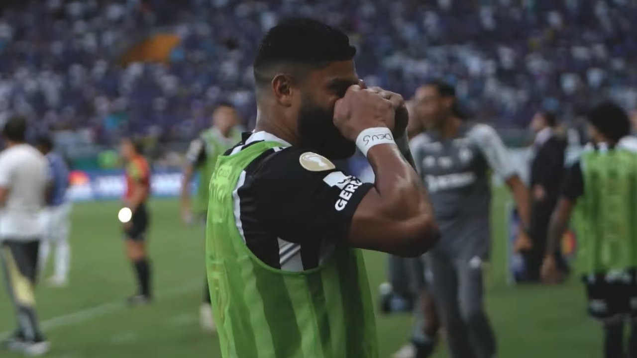 Hulk provocando a torcida do Cruzeiro (foto: Reprodução GaloTV)