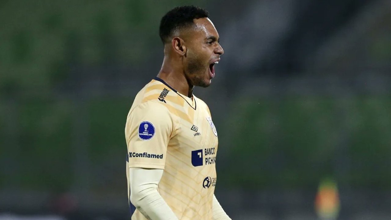 Jogador do Universidad Católica comemorando contra o Unión La Calera (foto: Reprodução Twitter Universidad Católica)