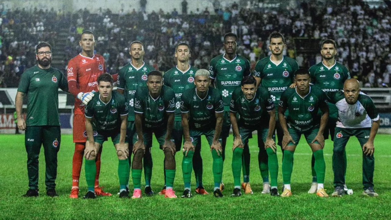 Jogadores do Ipatinga antes do duelo com Democrata-GV (foto: EudeFotografo / Ipatinga FC)