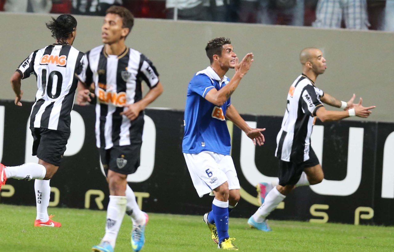 Tardelli, Ronaldinho e Marcos Rocha pelo Atlético e Egídio pelo Cruzeiro (foto: Rodrigo Clemente/EM/D.A Press)