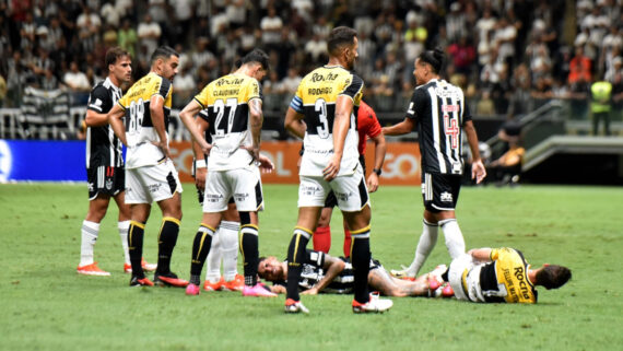 Rubens caído no jogo entre Atlético e Criciúma (foto: Ramon Lisboa/EM/D.A Press)