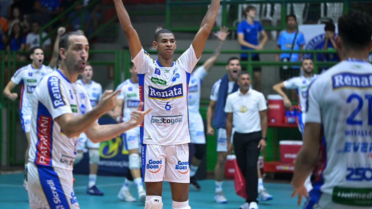 Jogadores do Campinas contra Cruzeiro pela Superliga Masculina de Vôlei (foto: Agência i7/Cruzeiro)