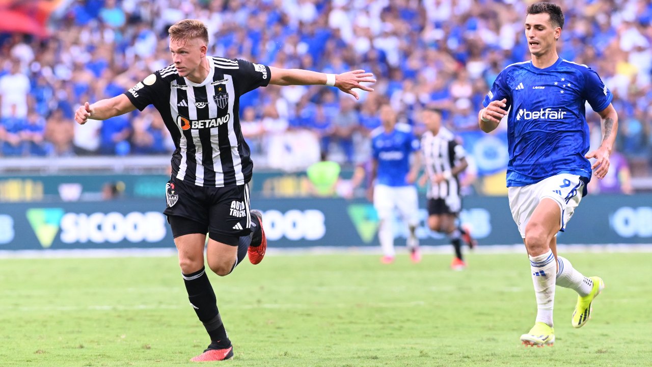 Bruno Fuchs e Juan Dinenno em Cruzeiro x Atlético (foto: Leandro Couri/EM/D.A. Press)