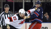 Jogadores de hóquei brigando (foto: BRUCE BENNETT / GETTY IMAGES NORTH AMERICA / GETTY IMAGES VIA AFP)