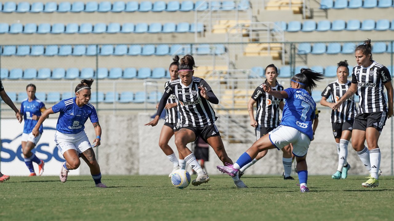 Jogadoras de Atlético e Cruzeiro (foto: Daniela Veiga / Atlético)