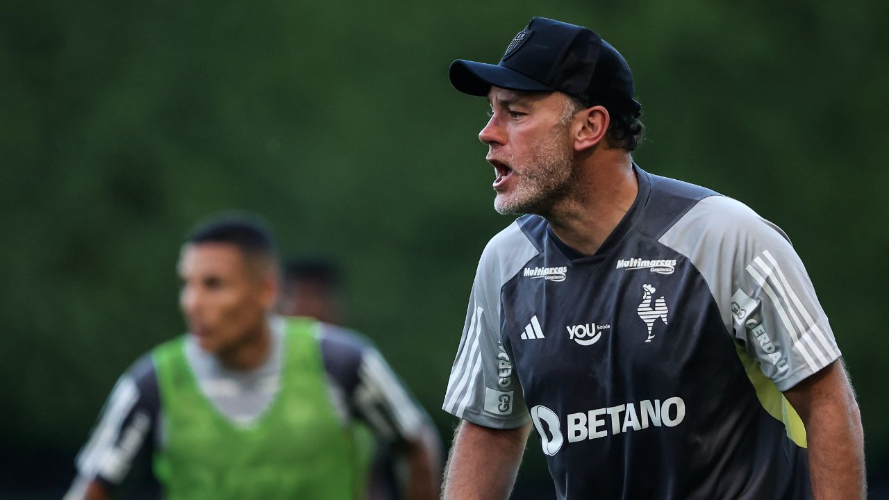 Gabriel Milito no comando do Atlético (foto: Pedro Souza / Atlético)