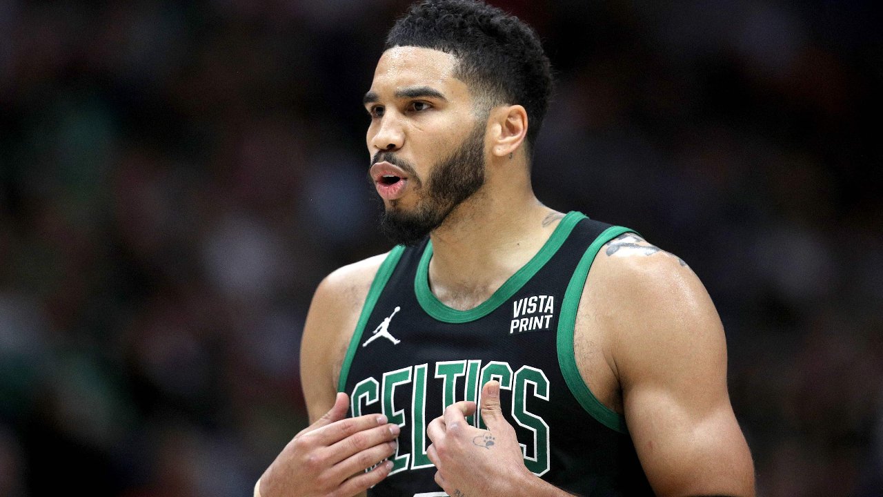 Jayson Tatum é um destaques do Boston Celtics, time que mais venceu na temporada regular da NBA (foto: Sean Gardner / GETTY IMAGES NORTH AMERICA / Getty Images via AFP)