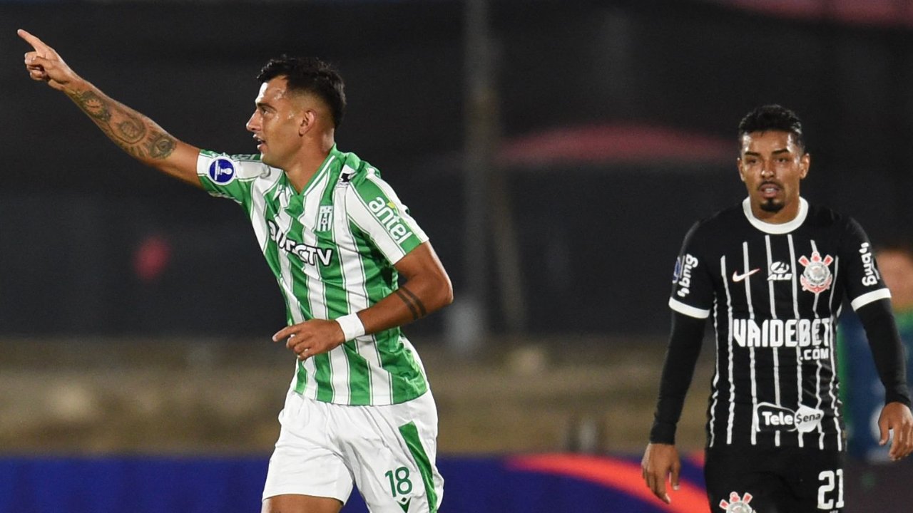 Jogo entre Corinthians e Racing (foto: DANTE FERNANDEZ / AFP)