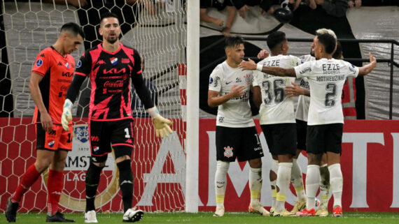 Romero e outros jogadores do Corinthians comemorando gol sobre o Nacional na Neo Química Arena (foto: NELSON ALMEIDA / AFP)