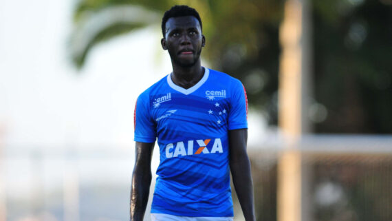 Allano com a camisa do Cruzeiro (foto: Alexandre Guzanshe/EM/D.A Press)