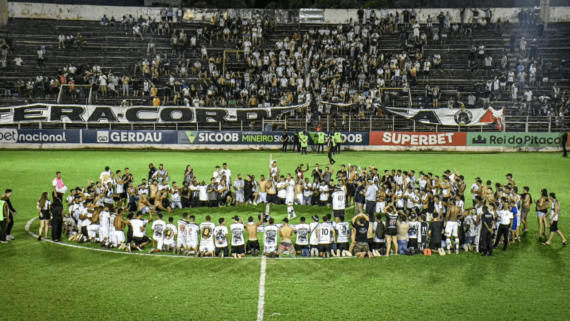 Jogadores e torcedores comemoram permanência do Democrata-GV no Módulo I do Campeonato Mineiro (foto: Juninho Nogueira)