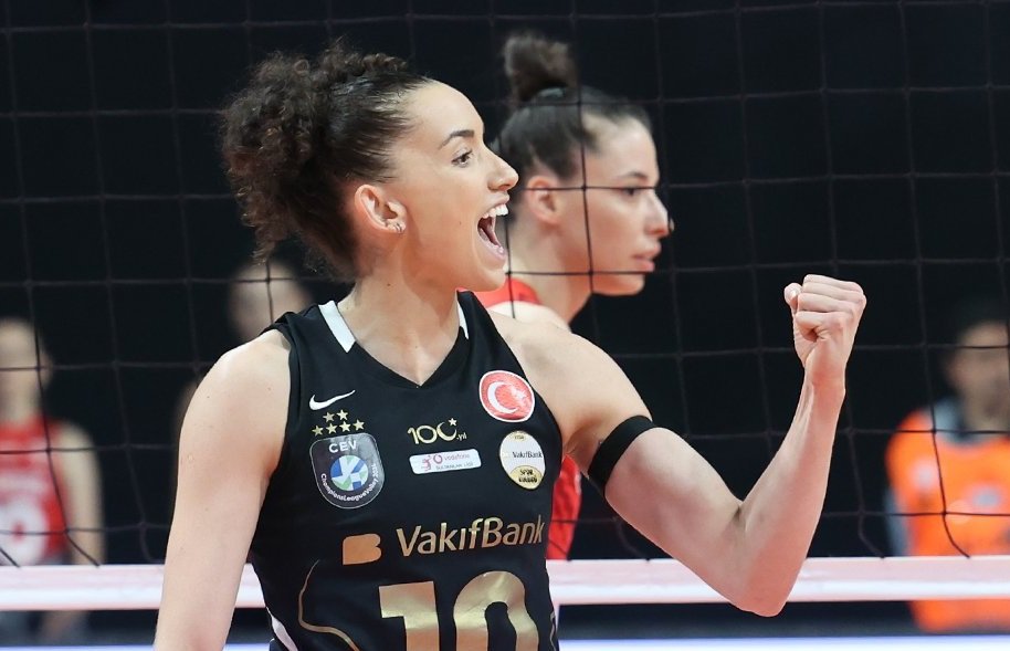 Gabi Guimarães comemora ponto do Vakifbank durante jogo de vôlei (foto: Divulgação/Vakifbank)