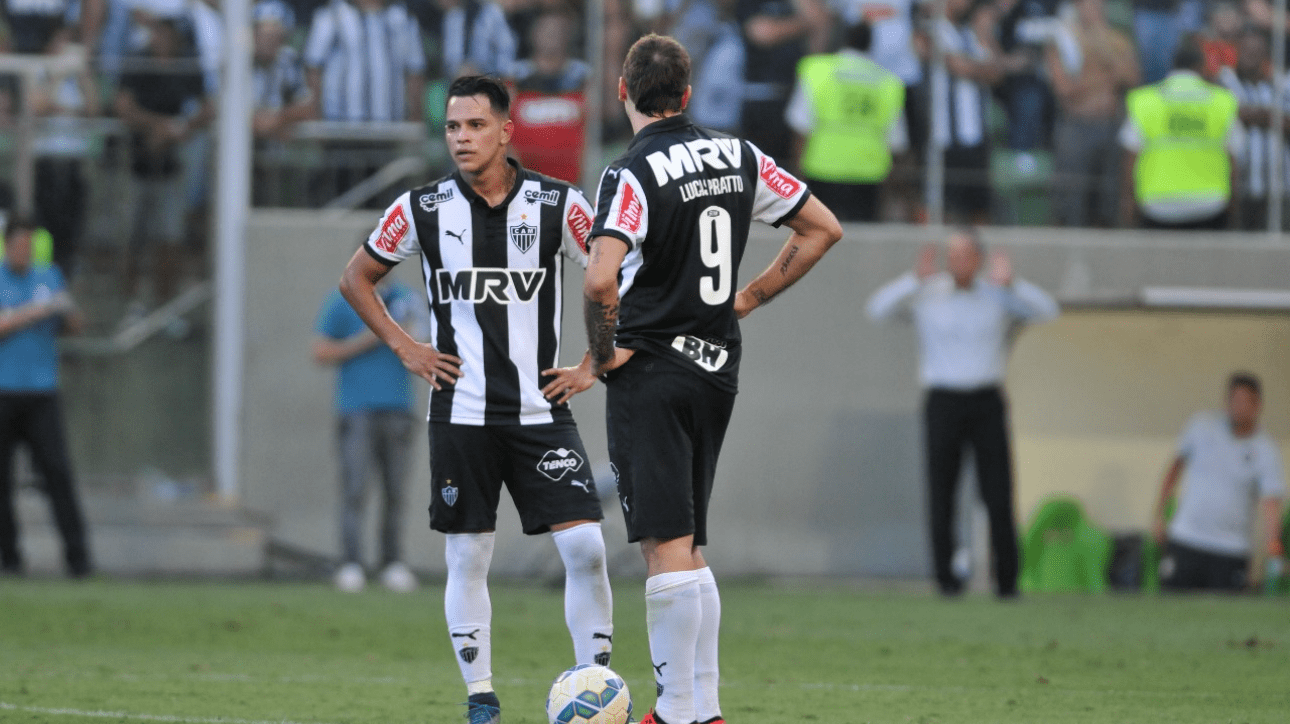 Meio-campista Giovanni Augusto com a camisa do Atlético ao lado do atacante Lucas Pratto (foto: Rodrigo Clemente/EM/D.A Press.)