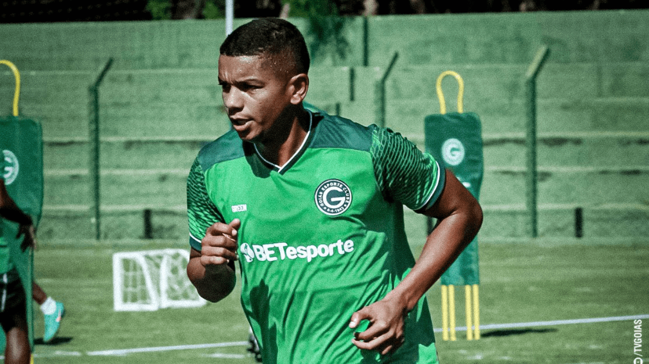 Zagueiro David Braz com a camisa do Goiás (foto: Reprodução/Goiás)