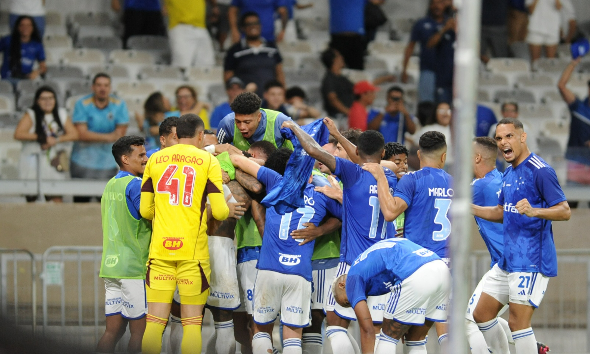 Rafa Silva comemora gol do Cruzeiro - (foto: Alexandre Guzanshe/EM/D.A.PRESS)