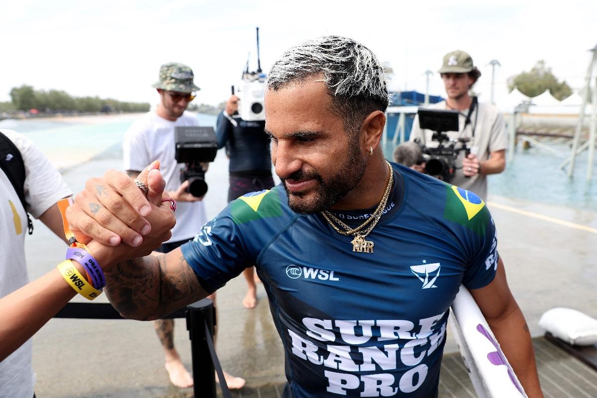Italo Ferreira é cumprimentado (foto: Sean M. Haffey/ GETTY IMAGES NORTH AMERICA/AFP)