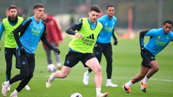 Jogadores do Arsenal durante treinamento (foto: Divulgação/Arsenal)