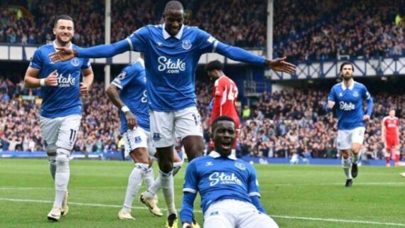 Gueye celebra gol pelo Everton sobre o Nottingham (foto: Foto: Reprodução Twitter Everton)