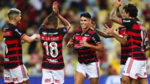 Jogadores do Flamengo celebram gol - Crédito: 