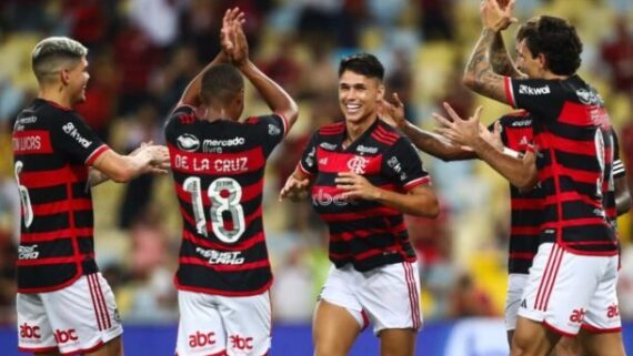 Jogadores do Flamengo celebram gol (foto: Gilvan de Souza / CRF)