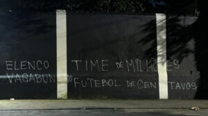 Muro do Parque São Jorge é pichado após nova derrota do Corinthians - Crédito: 